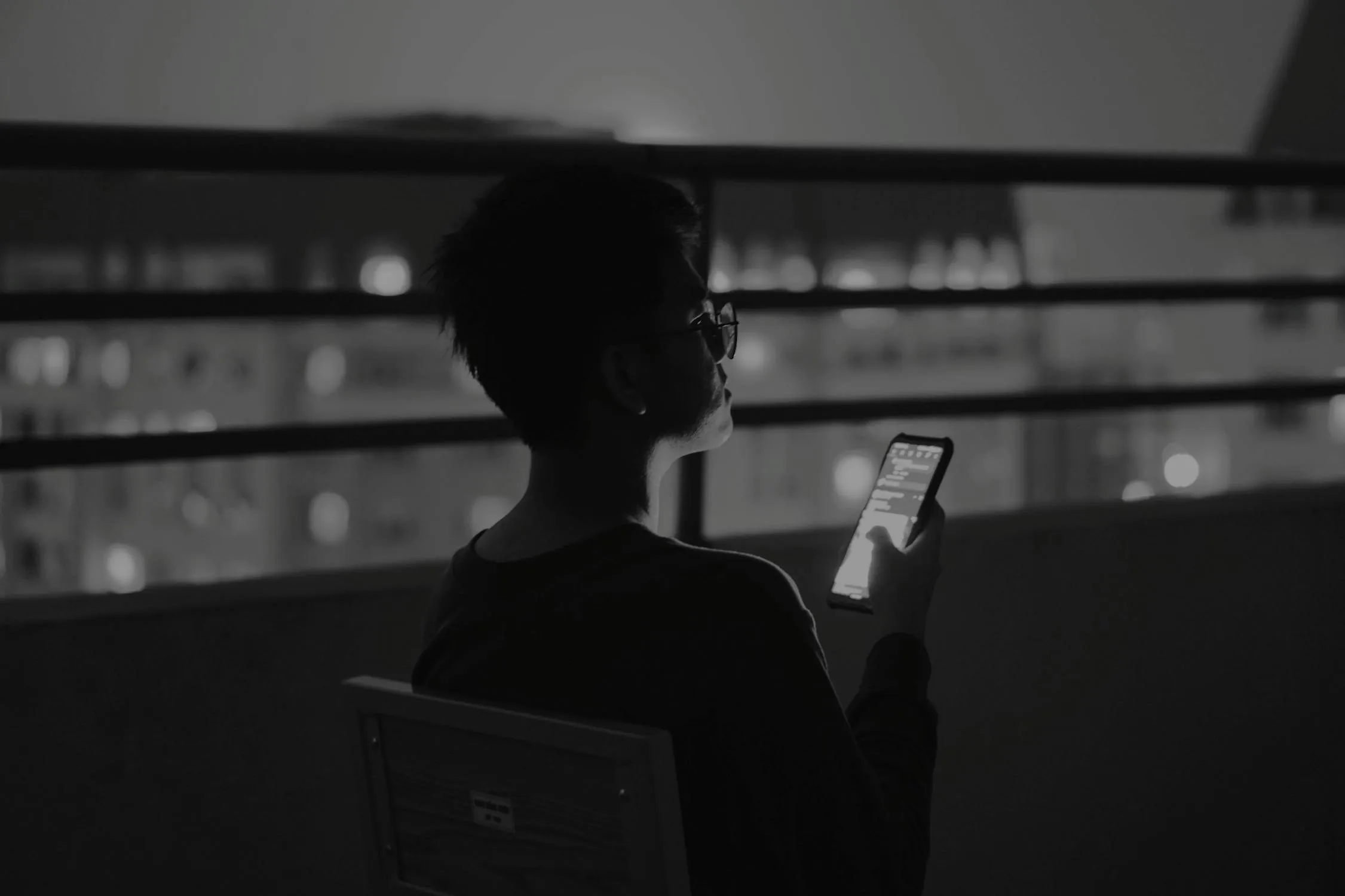 スマートフォンを確認する様子