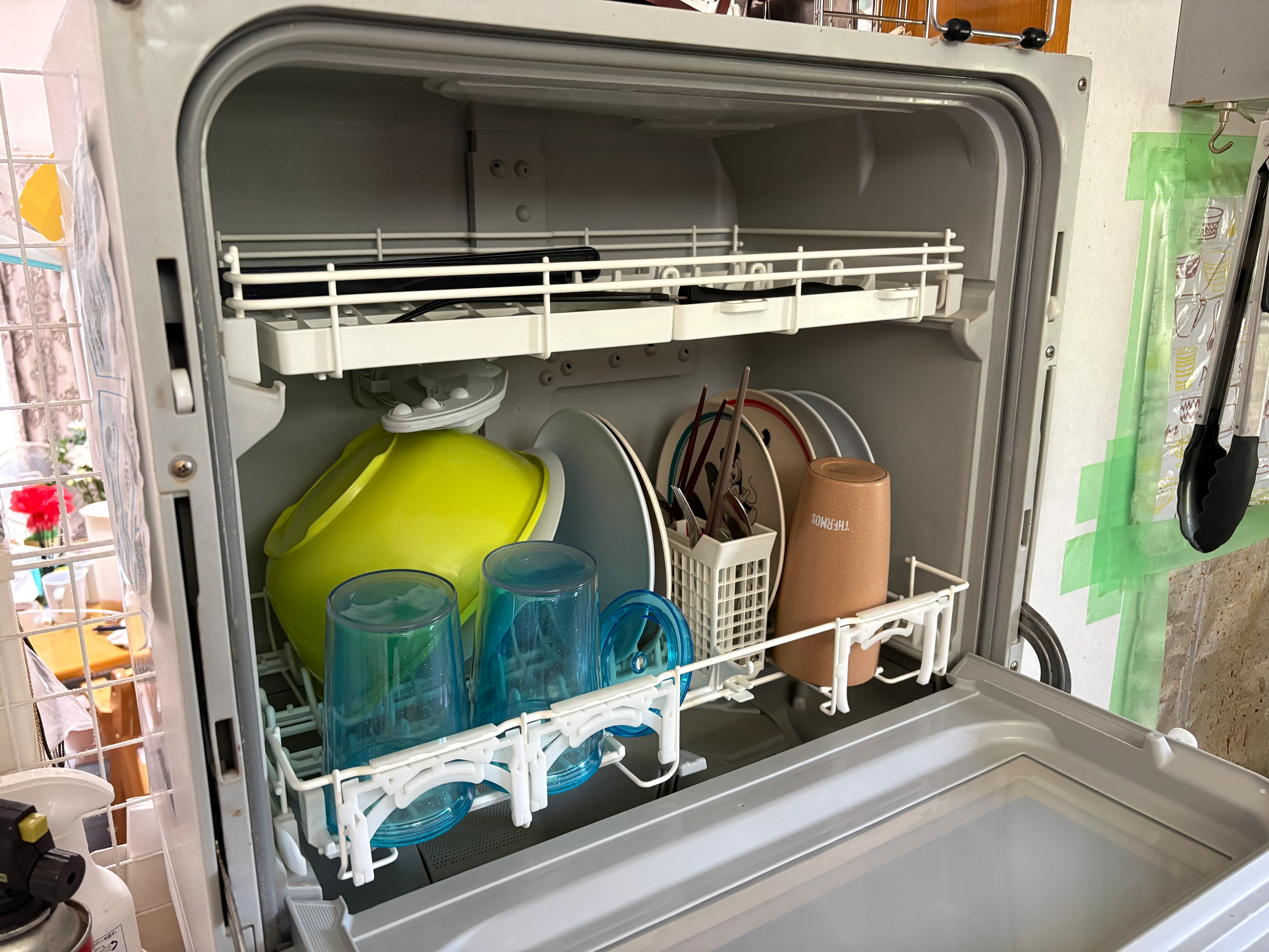 NP-TH4の庫内に食器を入れた状態
