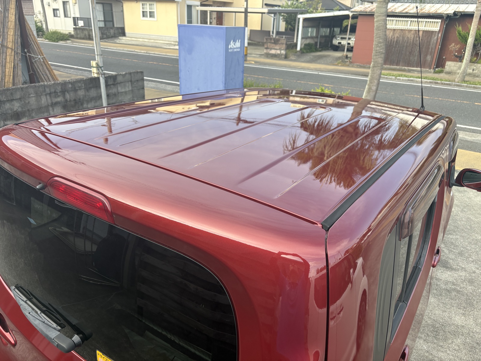 塗装から帰ってきたキューブのルーフ。空と街並みが映り込むほどのツヤ